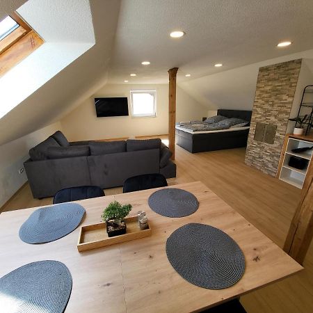 Zentrale Wohnung In Крайлсхайм Екстериор снимка